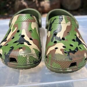 ICONIC CROCS COMFORT CAMO KIDS SIZE 9 GUC